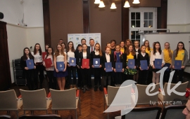 I migliori studenti nella nostra città hanno ricevuto borse di studio per rendimento scolastico e attività sociali