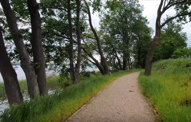 Нога велосипедная дорожка на другой стороне озера Эшки теперь доступна