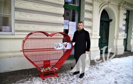 Another heart for nuts – this time in front of the Art School