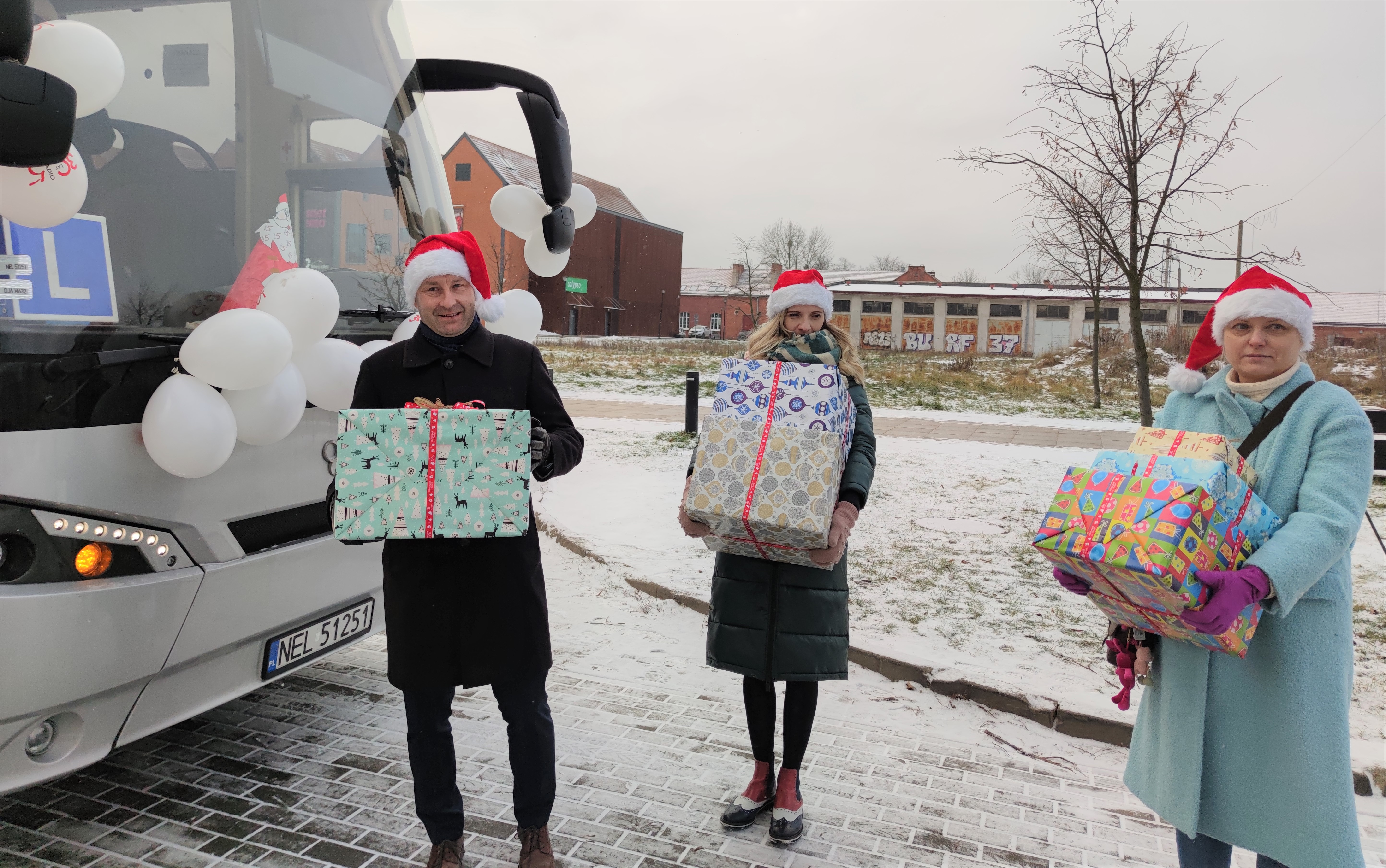 Mikołajkowy autobus zbiera prezenty