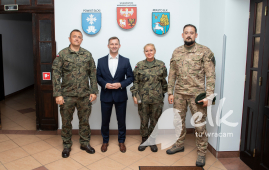 I soldati WOT visitano il municipio. Colloqui di cooperazione