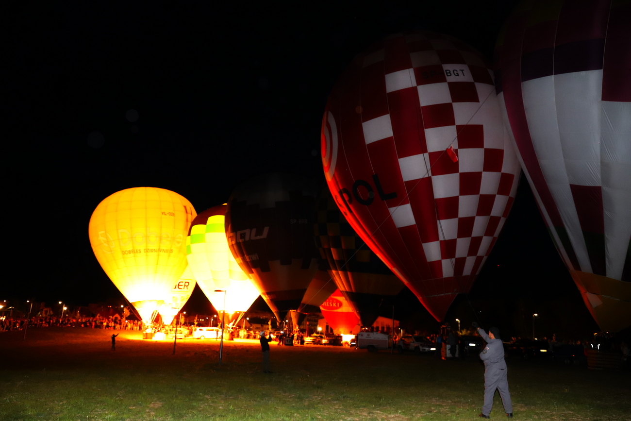 Ночное шоу воздушных шаров