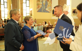 Pary świętujące Złote Gody z dyplomami