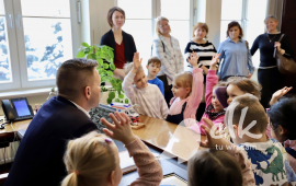 "Biedroneczki" z Miejskiego Przedszkola "Światełko" w Ełku na lekcji obywatelskiej